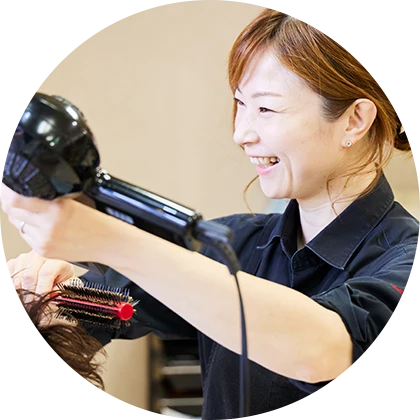 理髪館で働く人